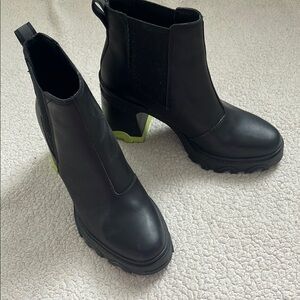 Stylish Black Ankle Boots with Neon Accents. Sorel. Platform.